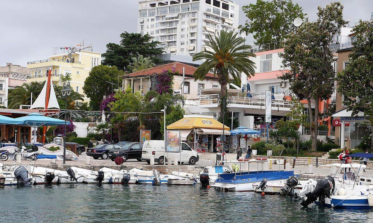 Der kleine Yacht- und Fischerhafen von Saranda. Dahinter die gepflegte Strandpromenade mit Bars, Cafés, Restaurants und kleinen Läden.