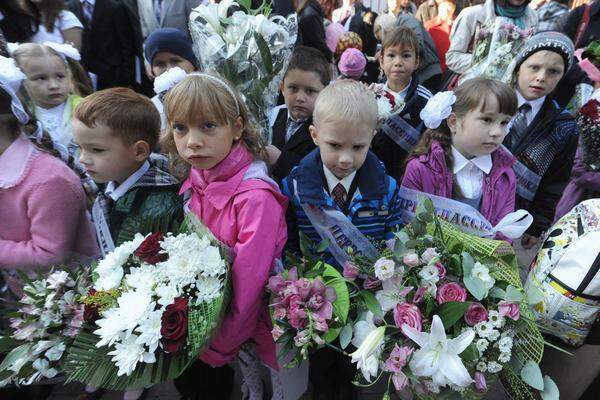 Am ersten Schultag erhalten in Russland die Lehrerinnen von jedem Kind einen Blumenstrauß. Bereits zu Zeiten der UdSSR wurde der „Tag des Wissens“, wie der 1. September in Russland heißt, zelebriert.