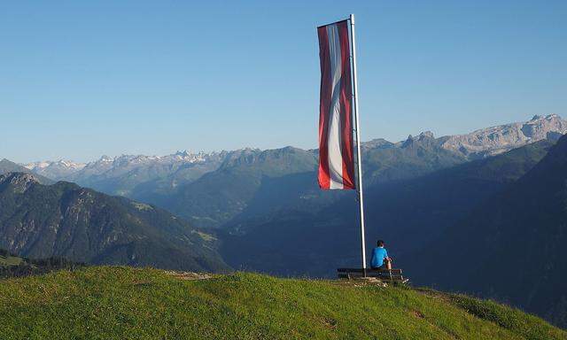 Es ist ein schönes Land. Bild von der Fraßenhütte oberhalb von Bludenz (V) ins Montafon und aufs Rätikongebirge.