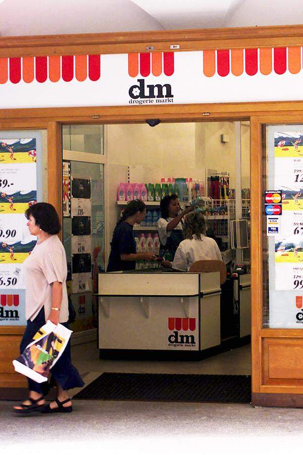 Die Geschichte beider Unternehmen beginnt im Deutschland der 1970er Jahre: Nach dem Wegfall der Preisbindung für Drogerieartikel 1973 wurde dm gegründet, kurz darauf die erste Filiale in Österreich eröffnet. Schlecker begann 1975, Schlecker-Österreich 1987.