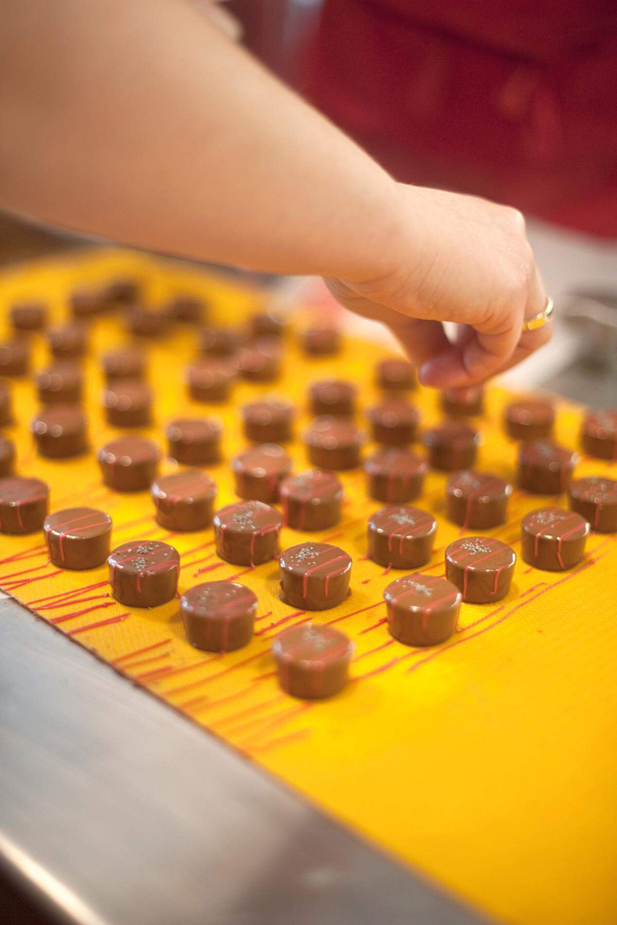 1200 Kilogramm Schokolade werden von einem Dreierteam im Monat verarbeitet.