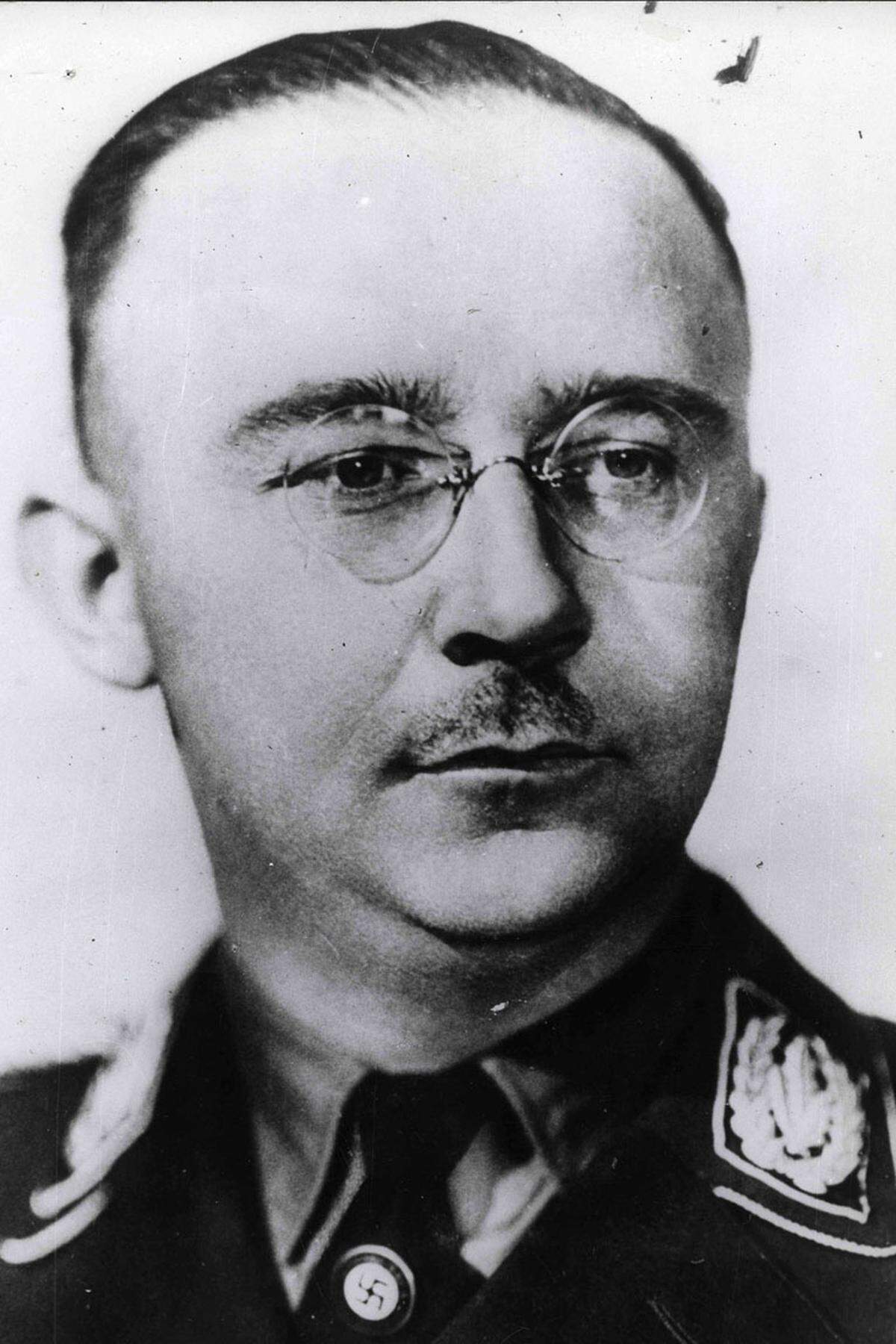 Kurz vor Kriegsende wurde der "Reichsführer-SS" noch entmachtet - Hitler hatte von seinen Versuchen erfahren, mit den Westalliierten zu verhandeln. Auch Himmlers Versuch, an der Dönitz-Regierung teilzunehmen, scheiterte. Am 20. Mai 1945 geriet er mit gefälschten Papieren in eine britische Militärpolizeikontrolle. Drei Tage später brachte er sich in einem Verhörzimmer mit einer in einer Zahnlücke versteckten Zyankalikapsel um. Sein Leichnam wurde an unbekannter Stelle in der Lüneburger Heide begraben.