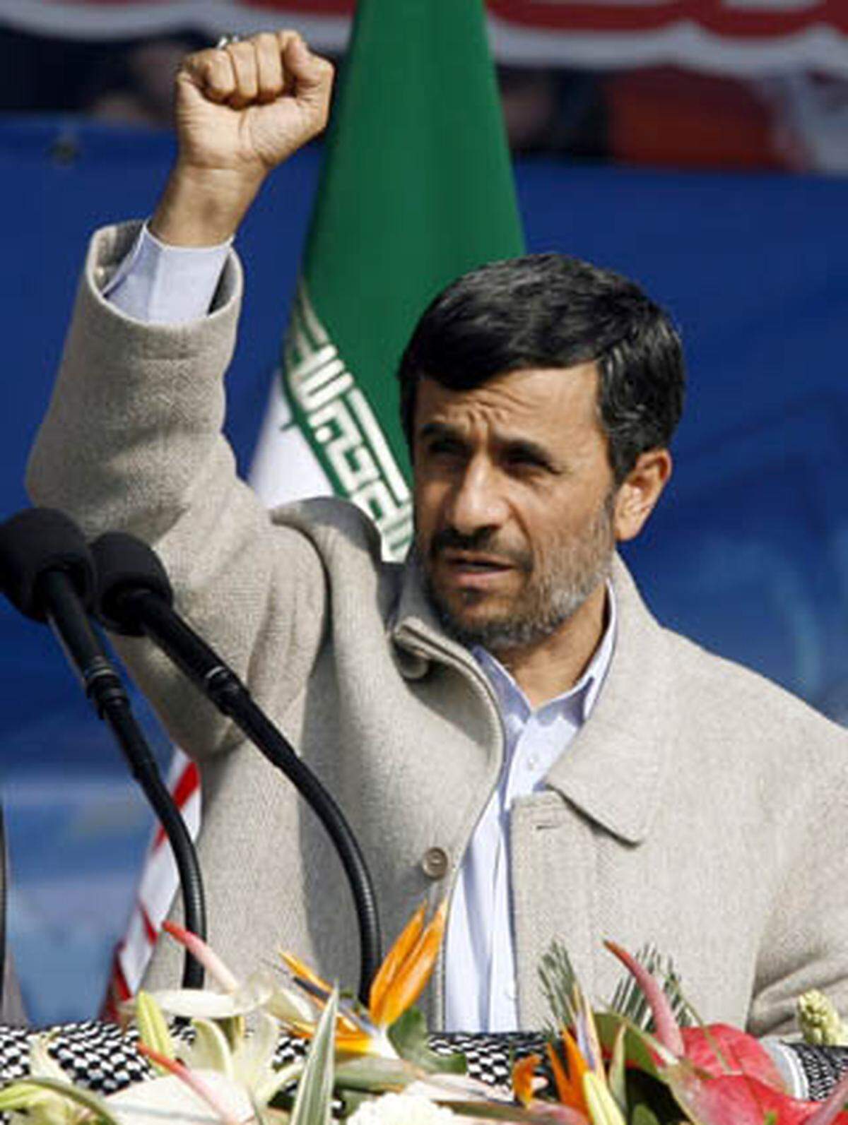 Die Regimeanhänger jubelten Präsident Mahmoud Ahmadinejad zu, dessen Rede als Höhepunkt der Veranstaltung dienen sollte.