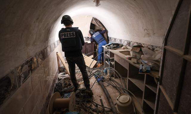 Dieses Bild, das während einer vom israelischen Militär organisierten Medientour am 8. Februar 2024 aufgenommen wurde, zeigt Journalisten in einem Tunnel, der nach Angaben der Armee ein „Hamas-Kommandotunnel“ unter einem Gelände des Hilfswerks der Vereinten Nationen für Palästinaflüchtlinge (UNRWA) in Gaza-Stadt ist.