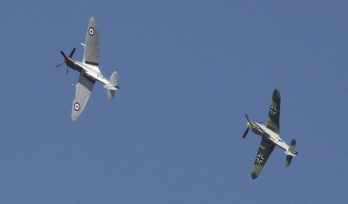 Simulierter Luftkampf zwischen einer Messerschmitt 109 und einer Spitfire.