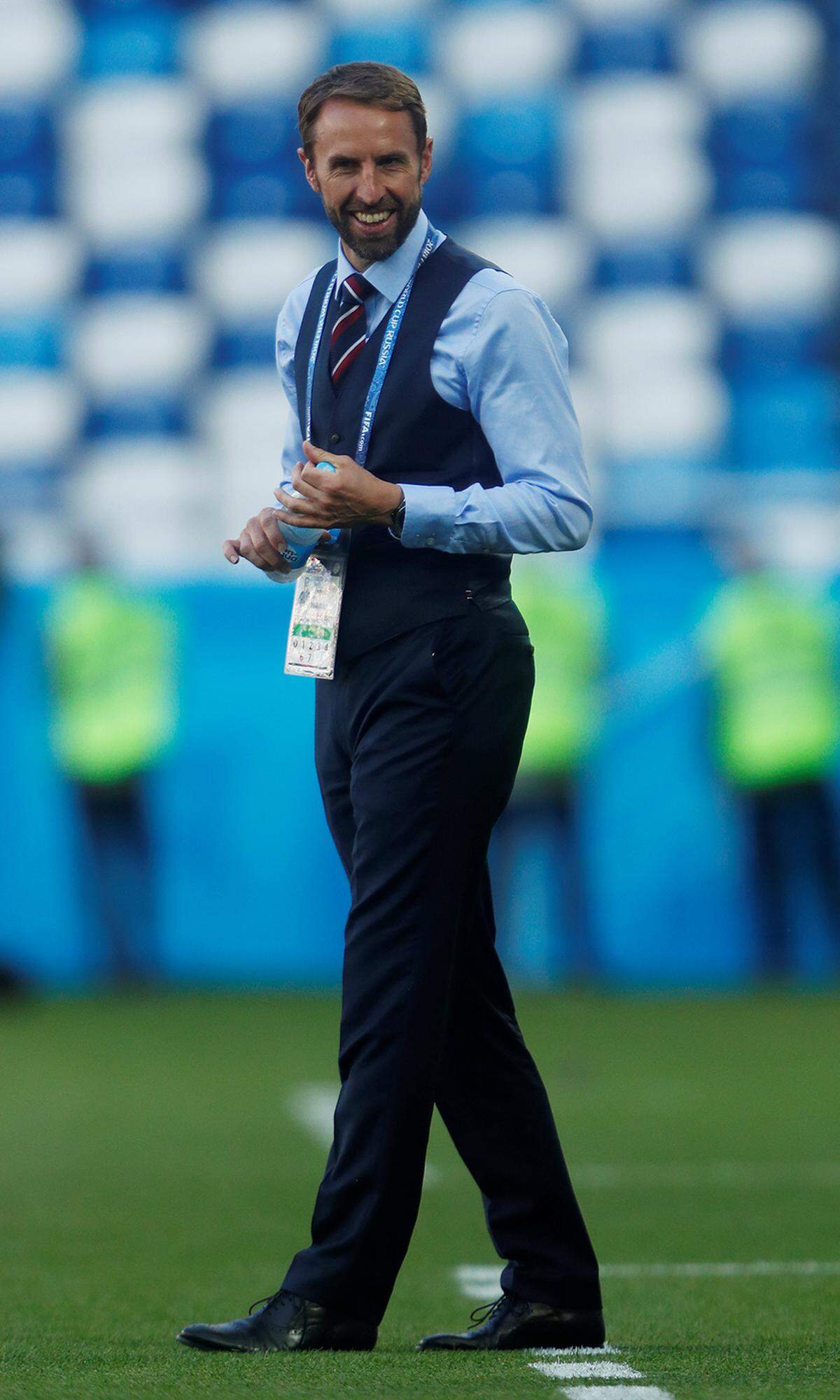 Die neue Stilikone am Trainer-Himmel? Auf alle Fälle setzt England-Coach Gareth Southgate bei dieser WM modische Maßstäbe. Sein Signature-Look: dreiteiliger dunkler Anzug, der auf jeden Zentimeter passgenau sitzt, gepflegter Bart, edle Schuhe und die Krawatte strahlt in Union-Jack-Farben. Dieser Mann weiß, wie hochwertige Maßkonfektion funktioniert. We are very amused.