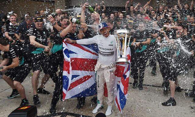 Bei Mercedes wird Weltmeister Lewis Hamilton gefeiert.