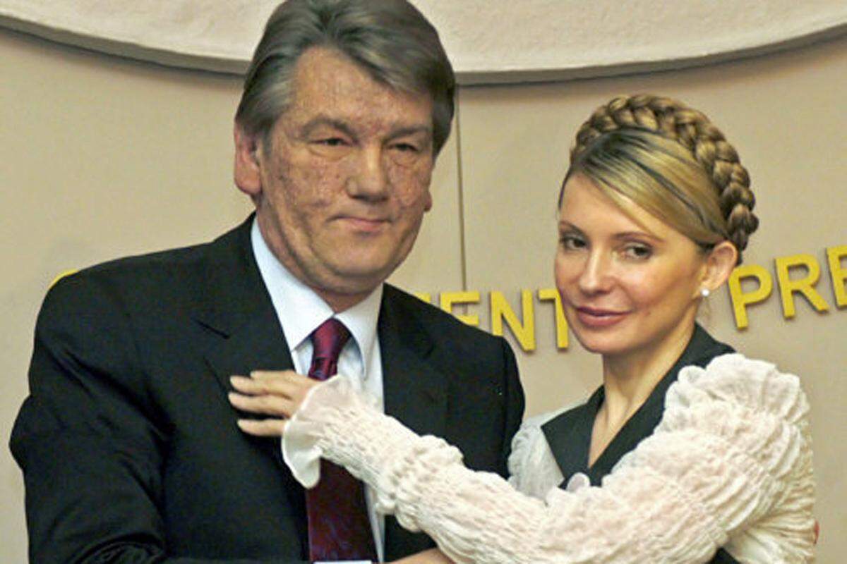 Bei den Parlamentswahlen 2002 trat ihre Partei in einem Bündnis mit anderen Parteien als "Block Julia Timoschenko" an und erreichte 7,2 Prozent der Wählerstimmen. In der Opposition entwickelte sie sich neben Viktor Juschtschenko zu einer treibenden Kraft gegen die autoritäre Herrschaft des Präsidenten Leonid Kutschma.