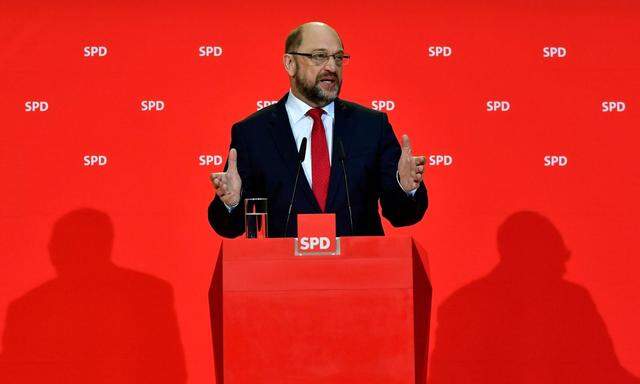 SPD-Chef Martin Schulz kündigt am Freitag für den Fall einer möglichen Regierungsbeteiligung eine Mitgliederabstimmung an.