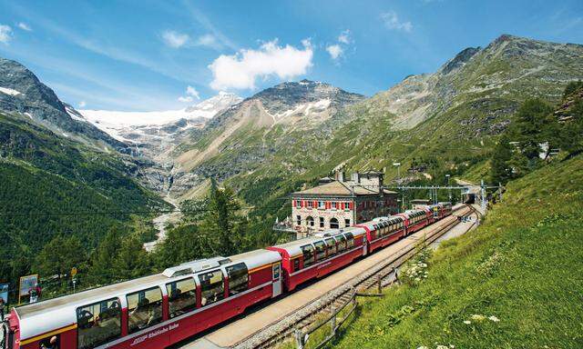 Der Bernina-Express bei Poschiavo