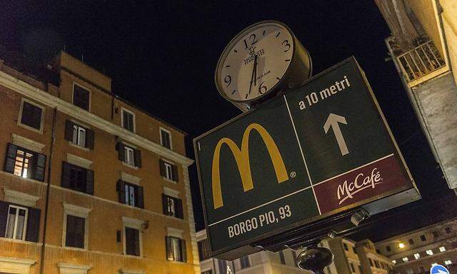 McDonalds Filiale am Vatikan in der Strasze Borge Pio Rome Open the McDonald s in Borgo Pio near th