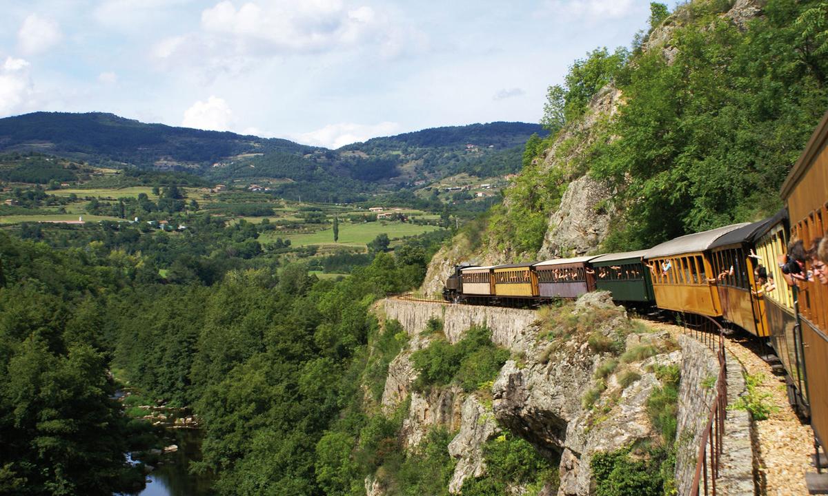 Die Museumsbahn schnauft die Ardèche entlang.