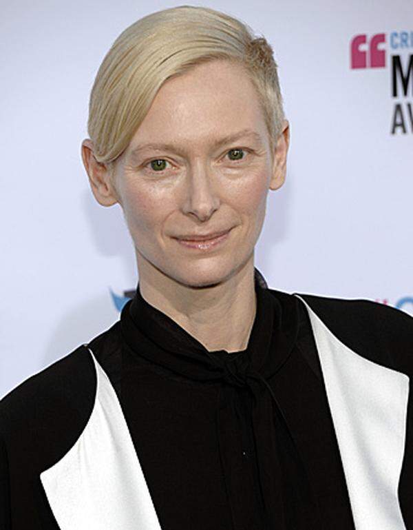 Filmfans ist sie längst ein Begriff, aber auch dem "Normalpublikum" kommt Tilda Swinton in den letzten Jahren näher: Die androgyne Stilikone ist als böse Hexe in der Kinderbuch-Verfilmung "Die Chroniken von Narnia" auch jungen Kinogängern ein Begriff. Inzwischen wird sie auch öfter als Lady besetzt, etwa in "I Am Love". Heuer wird die 51-Jährige in "Moonrise Kingdom" zu sehen sein - als Sozialarbeiterin mit einer Schwäche für Bruce Willis. Noch kein Kinostart fixiert ist indes für "We Need to Talk About Kevin", in dem Swinton die Mutter eines jugendlichen Amokläufers spielt.