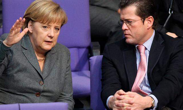 Wirtschaft mit Militär: Merkel deckt Guttenberg