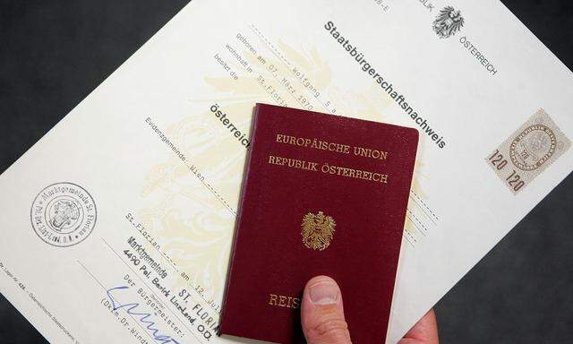 Symbolbild: Österreichischer Staatsbürgerschaftsnachweis und Reisepass