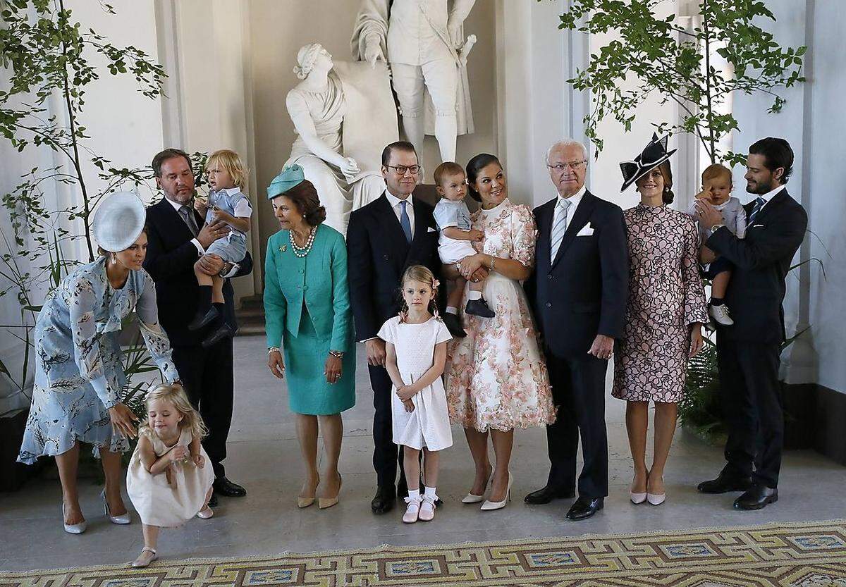 Besonders die 3-jährige Leonore, Herzogin von Gotland hat sich schon einen Namen als royaler Wirbelwind gemacht. Kaum eine Fotosession der schwedischen Königsfamilie geht über die Bühne, ohne dass Leonore ausbüxt.