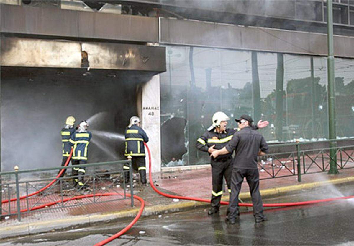 Auch im griechischen Finanzministerium musste ein Brand gelöscht werden.