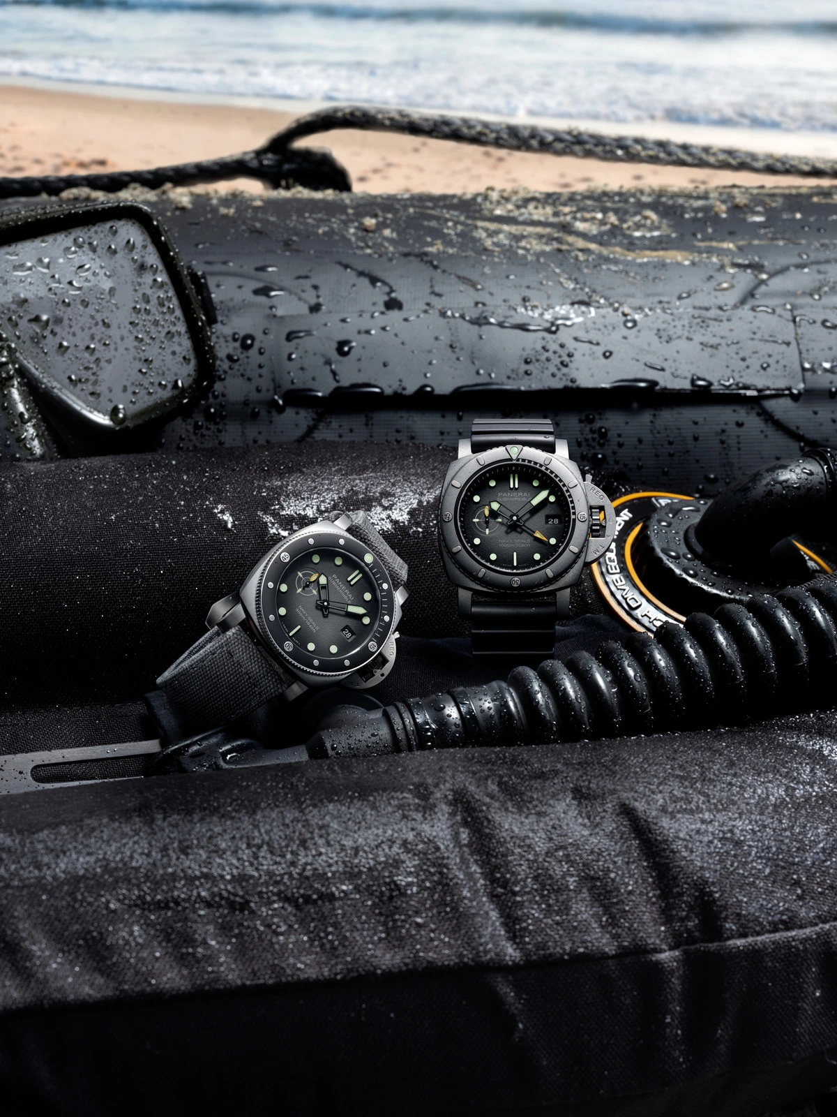 Die Kooperation zwischen Panerai und den Navy Seals wird fortgesetzt. Neu ist die „Submersible Navy Seals PAM01738“ mit 44 Millimetern Durchmesser und einem Edelstahlgehäuse. Im Inneren arbeitet erstmals das Automatikkaliber P.980. Es bietet drei Tage Gangreserve, ist flacher als das bisherige Werk und trägt somit dazu bei, dass die Wasserdichtigkeit von 300 auf 500 Meter steigt. Beim Design bleibt Panerai der seit 2022 bestehenden „Navy Seals“-Linie treu. Die kleine Sekunde zeigt weiterhin die markante Zielscheibenoptik. Neu ist die zweifarbige Leuchtsignatur:: Stundenzeiger und Indizes leuchten grün, Minutenzeiger und Leuchtpunkt auf der Lünette dagegen blau. So lässt sich die verbleibende Tauchzeit unter Wasser leichter ablesen.
