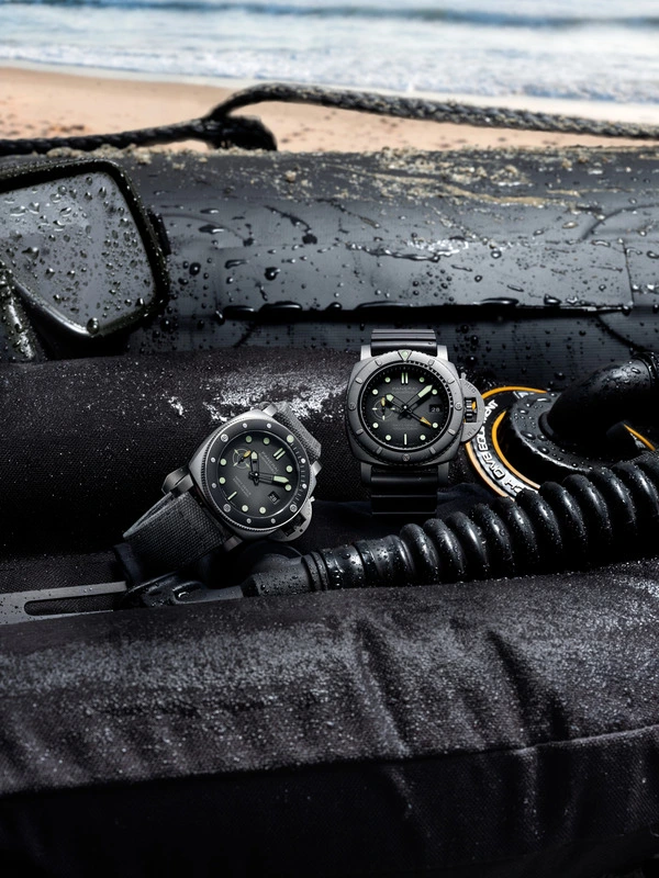 Die Kooperation zwischen Panerai und den Navy Seals wird fortgesetzt. Neu ist die „Submersible Navy Seals PAM01738“ mit 44 Millimetern Durchmesser und einem Edelstahlgehäuse. Im Inneren arbeitet erstmals das Automatikkaliber P.980. Es bietet drei Tage Gangreserve, ist flacher als das bisherige Werk und trägt somit dazu bei, dass die Wasserdichtigkeit von 300 auf 500 Meter steigt. Beim Design bleibt Panerai der seit 2022 bestehenden „Navy Seals“-Linie treu. Die kleine Sekunde zeigt weiterhin die markante Zielscheibenoptik. Neu ist die zweifarbige Leuchtsignatur:: Stundenzeiger und Indizes leuchten grün, Minutenzeiger und Leuchtpunkt auf der Lünette dagegen blau. So lässt sich die verbleibende Tauchzeit unter Wasser leichter ablesen.