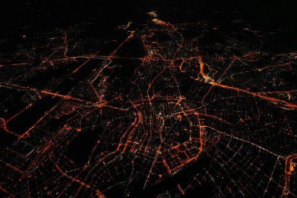 Lichtverschmutzung über Wien.   >> Zum Artikel: Die Vermessung der Wiener Nacht