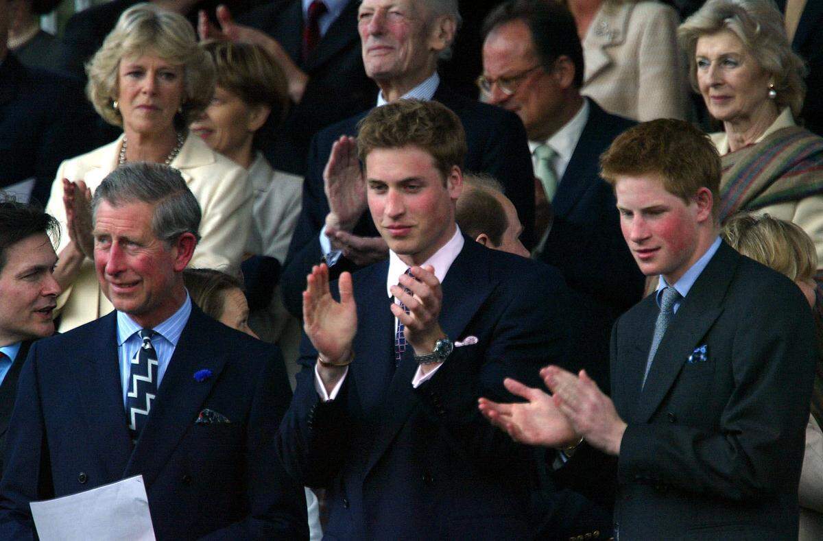 In ihrem Buch "Prince William: Born To Be King" beschreibt Penny Junor das erste Gespräch zwischen Prinz William und Charles' Geliebter nach dem Tod von Diana: "Er nahm sie mit hoch zu Williams Wohnung und ließ sie für eine halbe Stunde alleine, um zu reden. Am Ende kam Camilla heraus und sagte nur: 'Ich brauche einen Drink!'" 