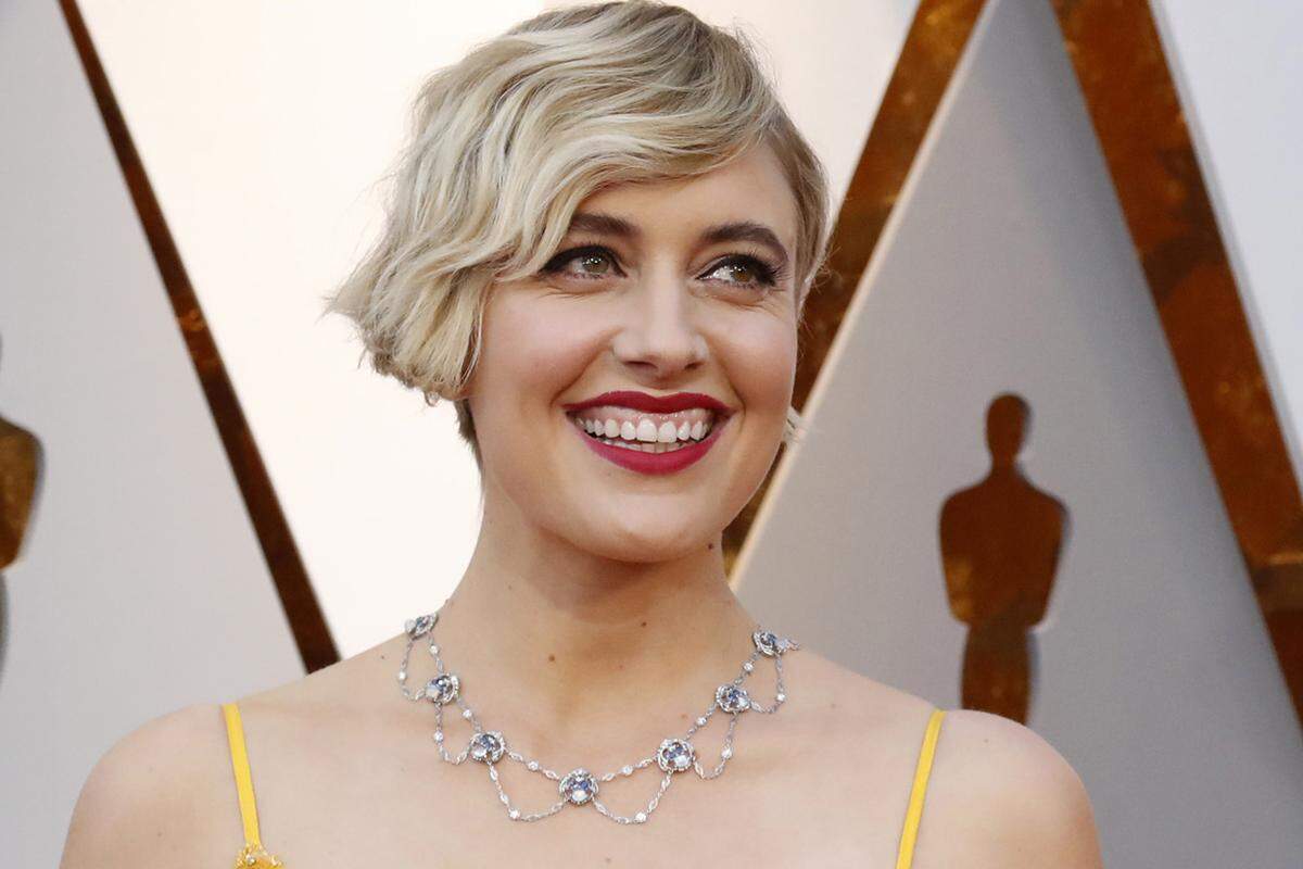 Greta Gerwig entschied sich für Vintage-Schmuck von Tiffany & Co.: Eine Mondstein-Halskette, kreiert von Louis Comfort Tiffany im Jahr 1910, durfte es für die Regisseurin sein.