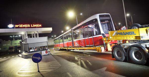 Kurz vor Weihnachten war die erste Garnitur per nächtlichem Sondertransport an die Wiener Linien übergeben worden.