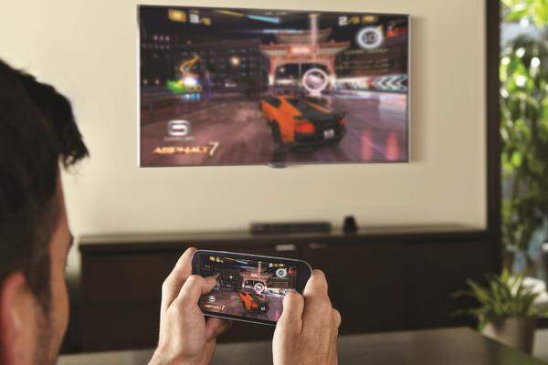 Die Funktion Allshare Cast ermöglicht es, alles, was das Handy gerade anzeigt, auf einen entsprechend ausgerüsteten Fernseher zu schicken. So können Spiele etwa im Großformat im Wohnzimmer gezockt werden.