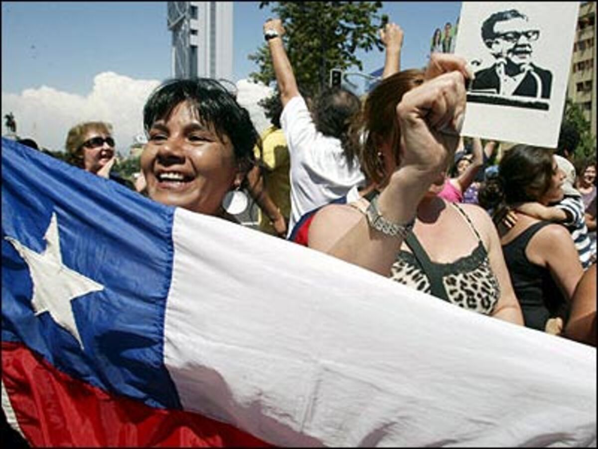 6. Dezember: Die Baker-Kommission befürwortet den Abzug von US-Kampftruppen aus dem Irak bis Anfang 2008, sonst drohe die Lage ins Chaos abzugleiten. In dem Bericht wird Präsident George W. Bush außerdem aufgefordert, den Iran und Syrien in die Lösung des Konflikts einzubinden. Bush kündigt an, die Vorschläge "sehr ernsthaft" zu prüfen. 10. Dezember: (BILD) Der frühere chilenische Diktator Augusto Pinochet stirbt im Alter von 91 Jahren. Pinochet regierte Chile von 1973 bis 1990 als Chef einer Militärjunta mit eiserner Faust. Während dieser Zeit wurden zahlreiche Oppositionelle ermordet oder verschwanden spurlos. Pinochet stand bis zuletzt unter Hausarrest, nachdem gegen ihn Anklage wegen Entführung und Ermordung von zwei Leibwächtern des von ihm gestürzten Präsidenten Salvador Allende erhoben wurde. Die Bevölkerung des Landes teilt sich in Trauernde und Feiernde.18. Dezember: Der frühere CIA-Direktor Robert Gates ist neuer Verteidigungsminister der USA. Er löst Donald Rumsfeld ab, dessen Irak-Politik als gescheitert gilt.  IHR PRESSE.COM-TEAM WÜNSCHT IHNEN EINEN GUTEN RUSCH INS NEUE JAHR!