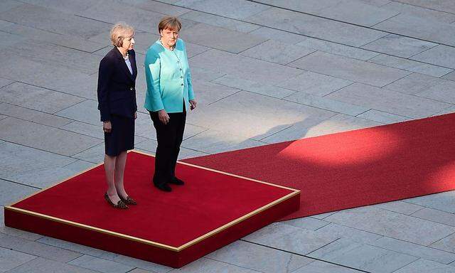 Die deutsche Bundeskanzlerin Angela Merkel (rechts) hat am Mittwoch die neue britische Premierministerin Theresa May empfangen. Die beiden Regierungschefinnen schüttelten sich die Hand und schritten am Kanzleramt in Berlin die militärische Ehrenformation ab.
