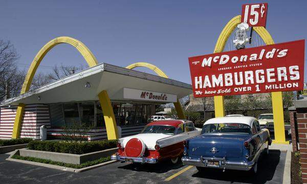 Das erste McDonald's-Franchise entstand 1955 in der Nähe von Chicago. Das 1940 gegründete Ur-Restaurant stand in San Bernardino (Kalifornien).