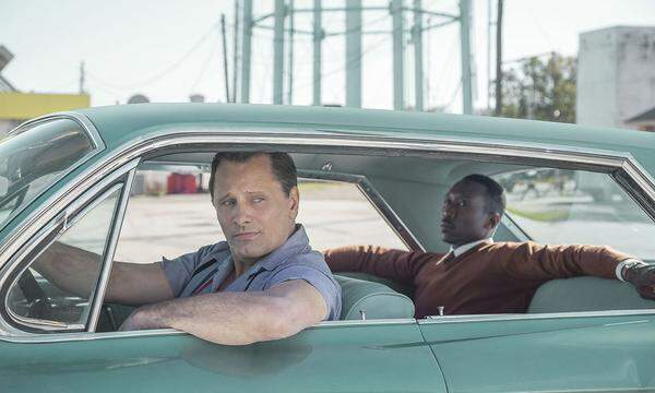 In "Green Book" schickt Komödienspezialist Peter Farrelly das Duo Viggo Mortensen und Mahershala Ali auf eine unterhaltsame, aber auch harte Reise. Nach wahren Begebenheiten begleitet man dabei den Jazzmusiker Don Shirley (Ali) auf seiner Tournee durch die Südstaaten der USA, wo er von seinem hemdsärmeligen Chauffeur Tony Lip (Mortensen) öfters aus der Patsche geholt wird. Ein Film über Rassismus und ungewöhnliche Freundschaften, der allen voran von seinen Hauptdarstellern lebt. Länge: 130 minGenre: Drama/KomödieLink: Green Book - Eine besondere Freundschaft>> Zur Presse-Filkritik