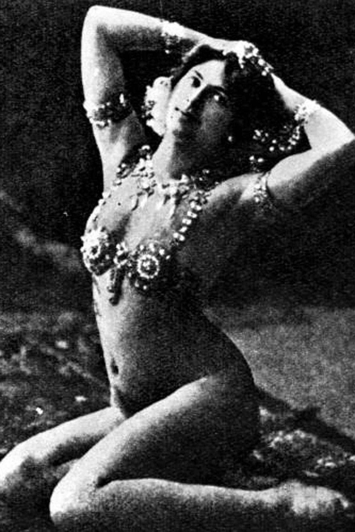 Ein der schillerndsten Figuren unter den berühmten Spionen ist Margaretha Zelle. Sie machte sich zu Beginn des 20. Jahrhunderts in Paris als exotische Nackttänzerin Mata Hari einen Namen. Zahlreiche Affären mit einflussreichen Persönlichkeiten brachten den deutschen Geheimdienst auf sie. Mata Hari willigte ein und lieferte im ersten Weltkrieg zunächst nützliche Informationen über französische Truppenbewegungen.