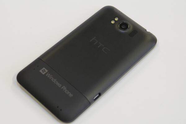 Schwarz, breit, flach. Das sind die ersten Gedanken, die beim Auspacken des HTC Titan aufkommen. In der Hand wirkt das Titan recht wertig, auch wenn sich harte Kanten an den Displayrändern nicht gerade angenehm anfühlen.