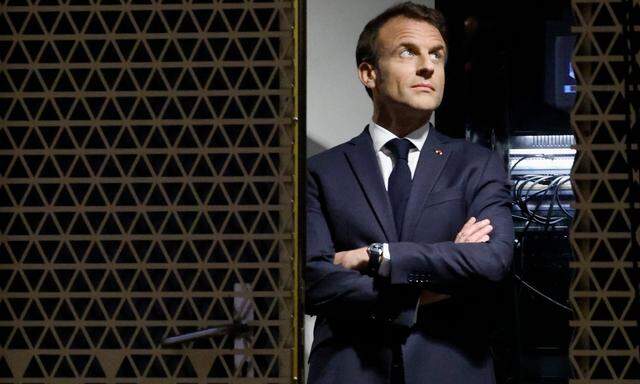 Der französische Präsident ist auf Staatsbesuch in den Niederlanden. Die Wut über seine Pensionsreform verfolgt ihn offenbar bis dorthin.