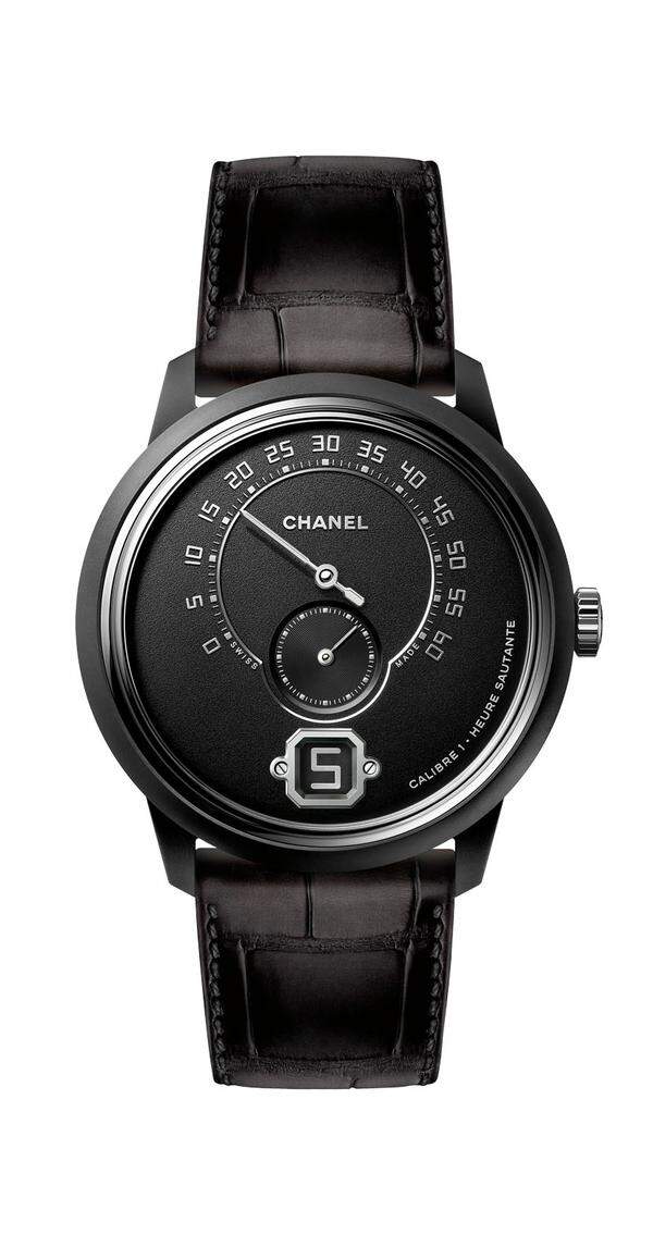 Chanel „Monsieur“. Das ­Modell mit springender Stunde und retrograder Minutenanzeige schmückt sich heuer mit einem Gehäuse aus schwarzer Keramik.