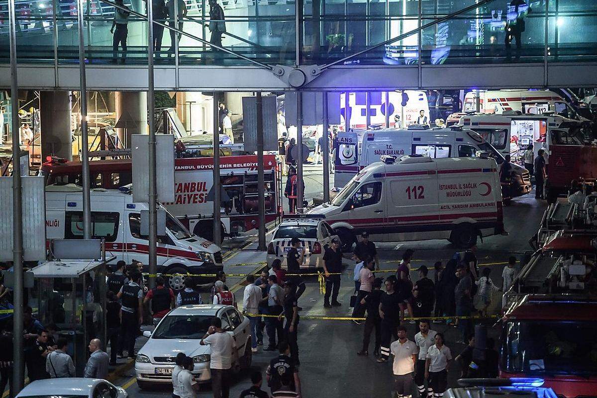 Es herrscht Chaos. Ein Krankenwagen nach dem anderen erreicht den Flughafen. Der größte Flughafen der Türkei wird jährlich von mehr als 61 Millionen Passagieren besucht, damit liegt der Atatürk-Flughafen an weltweit elfter Stelle.