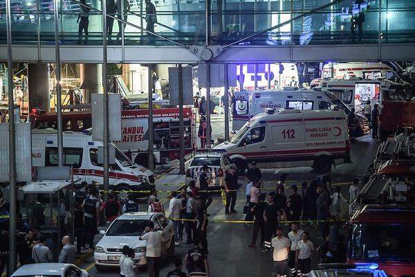 Es herrscht Chaos. Ein Krankenwagen nach dem anderen erreicht den Flughafen. Der größte Flughafen der Türkei wird jährlich von mehr als 61 Millionen Passagieren besucht, damit liegt der Atatürk-Flughafen an weltweit elfter Stelle.