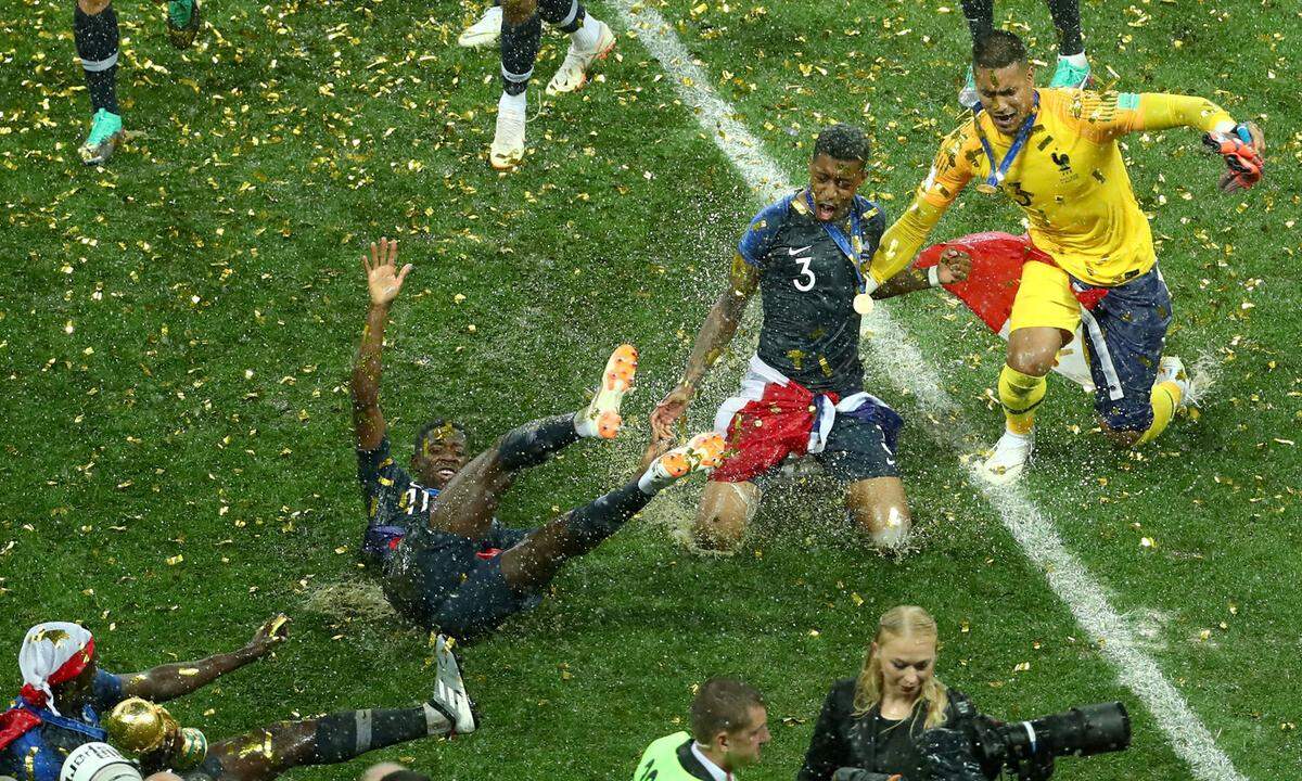 15. Juli 2018. Französischer Jubel über den Final-Sieg bei der Fußball-WM in Russland über Gegner Kroatien im starken Regen.