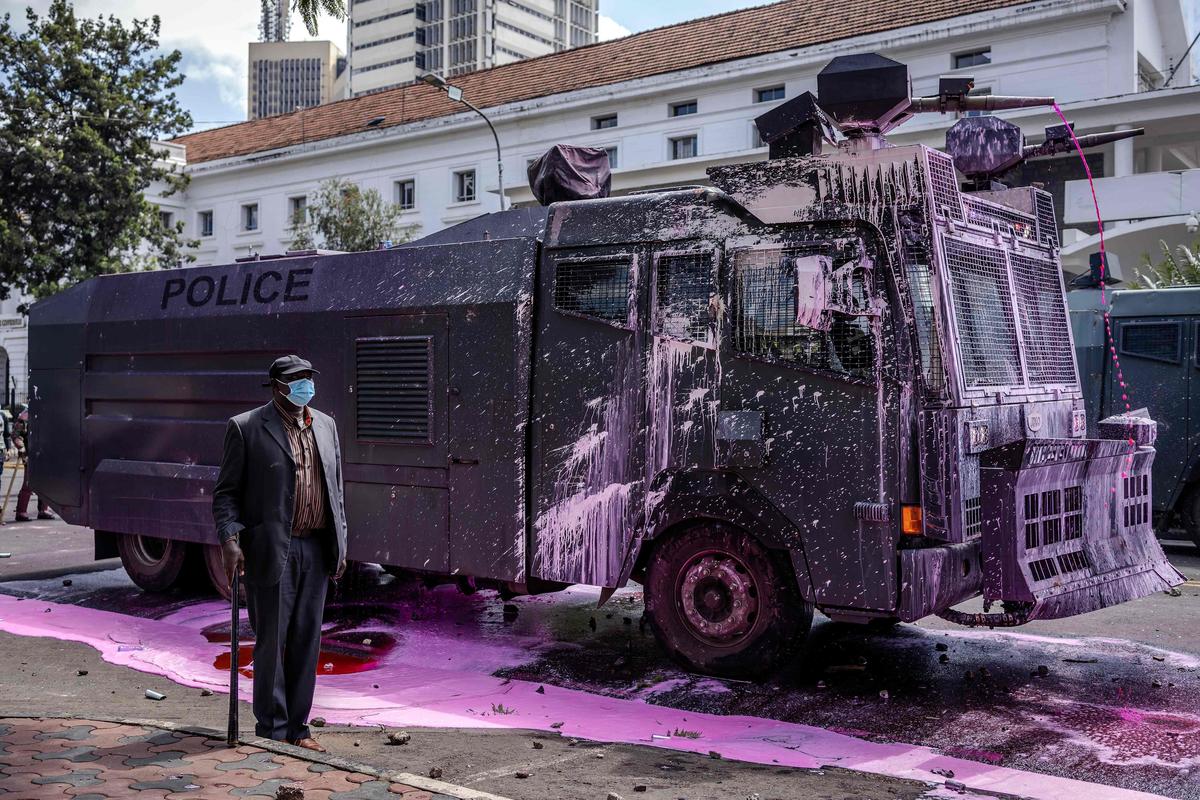 25. Juli. Lila Farbe aus Protest: Gewaltsame Demonstrationen in Kenia richteten sich gegen Steuererhöhungen der Regierung. Mehrere Menschen kamen bei Auseinandersetzungen mit der Polizei ums Leben.