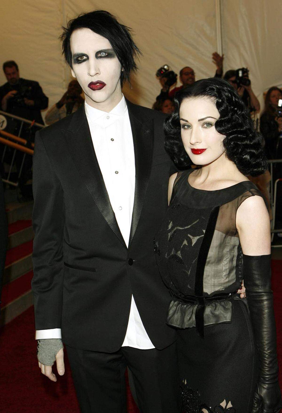 Die naturblonde Burlesque-Tänzerin Dita von Teese wurde an der Seite von Sänger Marilyn Manson bekannt. Damals wie heute gilt: Ihr pechschwarz gefärbtes Haar ...