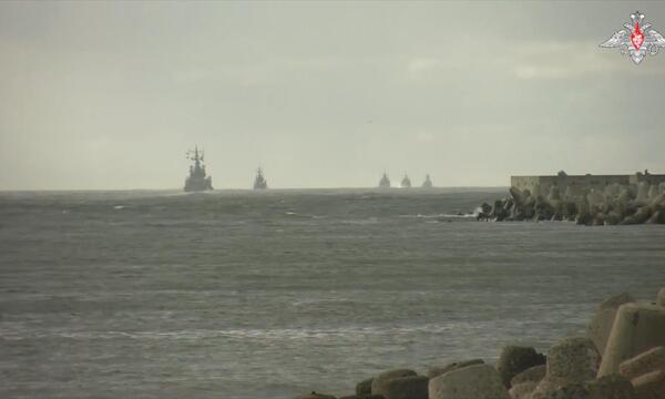 Schiffe der russischen Armee bei einer Patrouille in der Ostsee.