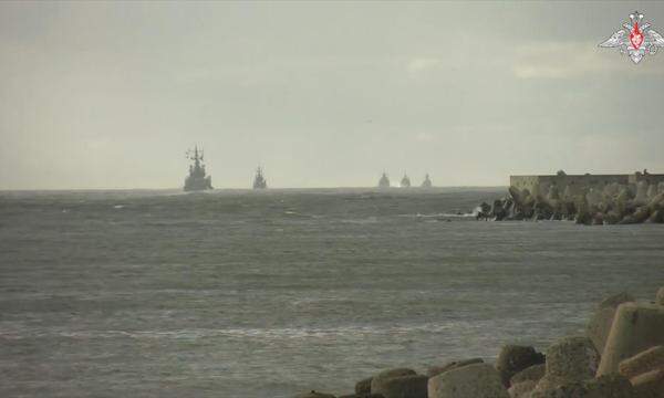 Schiffe der russischen Armee bei einer Patrouille in der Ostsee.
