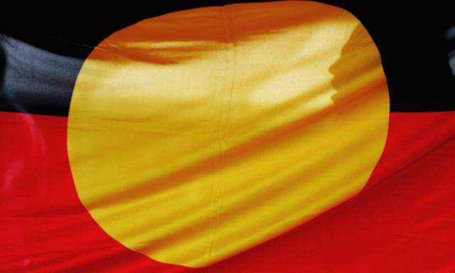 Zwei Balken, schwarz und rot, in der Mitte ein gelber Kreis. Ein Symbol für „Einheit und Stolz“: Die Flagge der Aborigines.