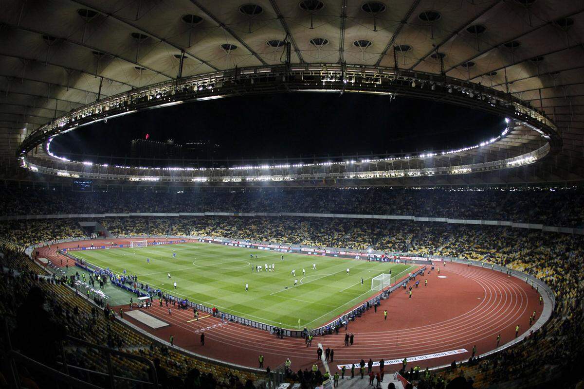 Eröffnung: 12. August 1923 (als Rotes Stadion), nach Umbau 8. Oktober 2011  Kosten (Umbau): 600 Millionen Euro  Fassungsvermögen: 70.050 Zuschauer  EM-Spiele: 3 Vorrundenspiele, 1 Viertelfinale, Finale