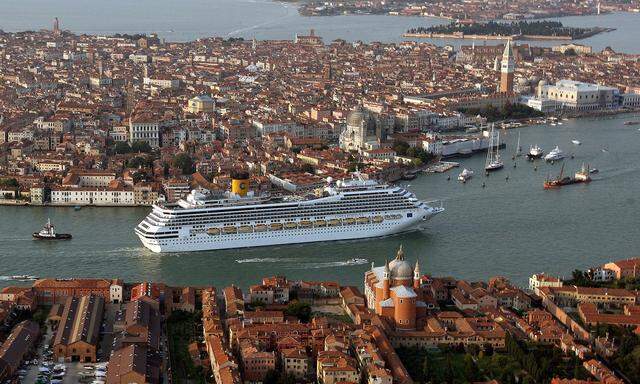 Eine wichtige Einnahmequelle und zugleich eine Bedrohung für die Lagunenstadt. Kreuzfahrtriesen in Venedig.