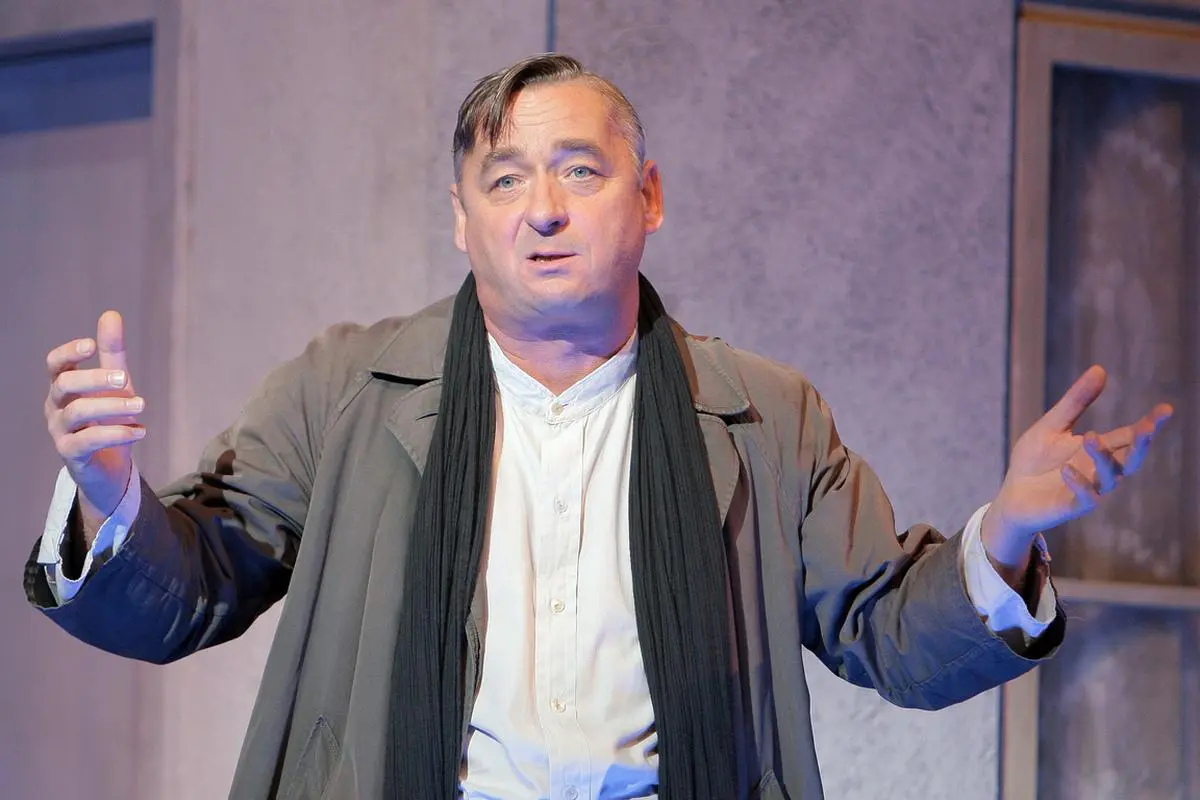 Sein Kabarettistenkollege Andreas Vitásek besuchte das BRG 4 in Wien.