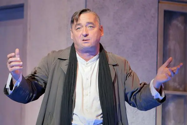 Sein Kabarettistenkollege Andreas Vitásek besuchte das BRG 4 in Wien.