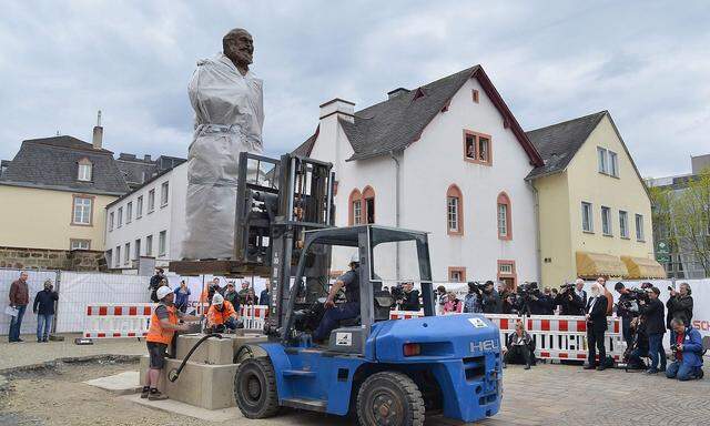 Bis zu ihrer Einweihung am 5. Mai, dem 200. Geburtstag von Karl Marx, bleibt die Statue in Trier aus Angst vor Beschädigungen verhüllt.