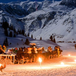 Lauschig. Vollmond-Dinner, versilbert vom Erdtrabanten, vergoldet von Fackeln.